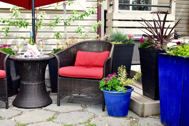 户外露台座位放松在美丽的景观小空间后院在夏天的下午图片下载