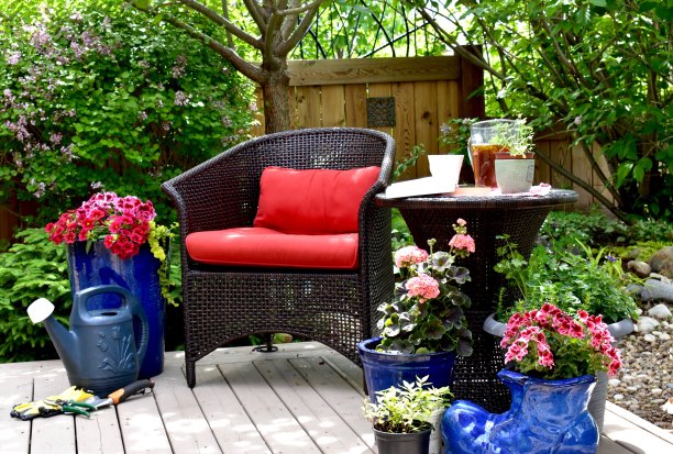 户外露台座位放松在美丽的景观小空间后院在夏天的下午图片下载