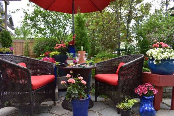 户外露台座位放松在美丽的景观小空间后院在夏天的下午图片下载