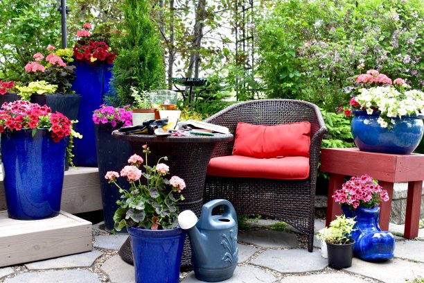 户外露台座位放松在美丽的景观小空间后院在夏天的下午图片下载