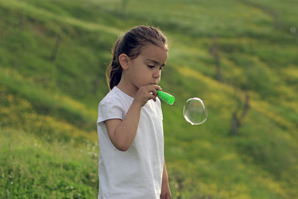 小女孩吹肥皂泡图片下载