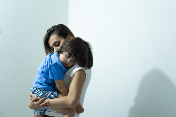 一位拉丁妇女给她六岁的儿子装了好多东西图片下载