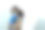 一位拉丁妇女给她六岁的儿子装了好多东西图片下载