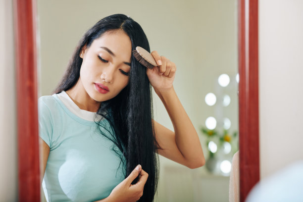 年轻女子梳她的长图片下载
