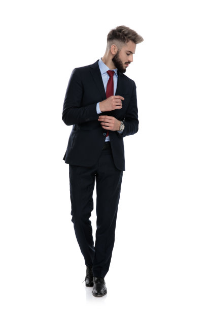 性感的年轻商人整理外套，向下看图片下载