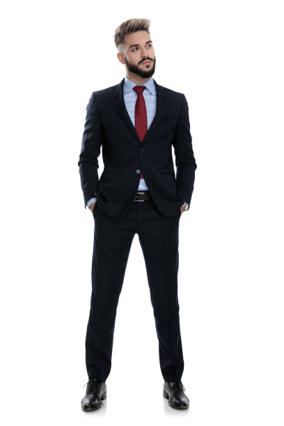 骄傲的商人一边看一边手插在口袋里图片下载