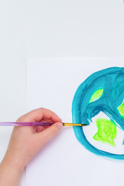 小女孩正在画地球。图片下载