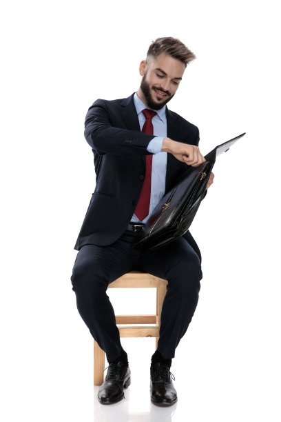 快乐的年轻商人打开手提箱图片下载