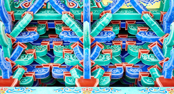 中国昆明圆通寺五颜六色的屋顶装饰。图片下载