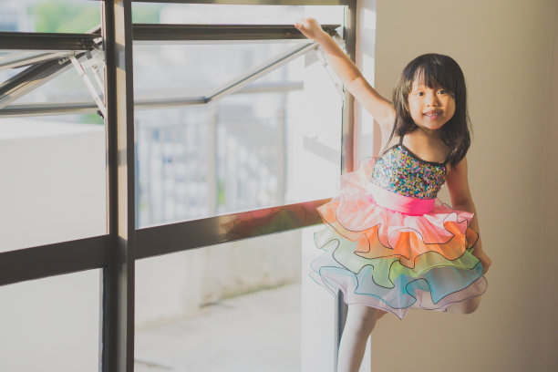 可爱的亚洲女孩芭蕾课通过网上方法库存照片图片下载