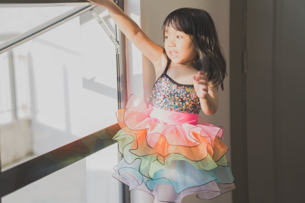 可爱的亚洲女孩芭蕾课通过网上方法库存照片图片下载