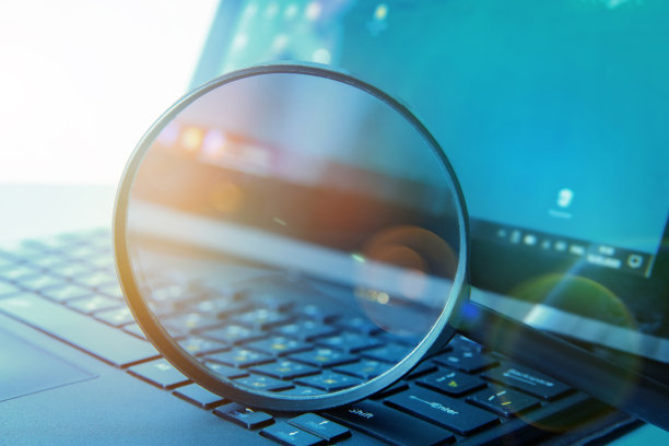 带放大镜的笔记本电脑图片下载