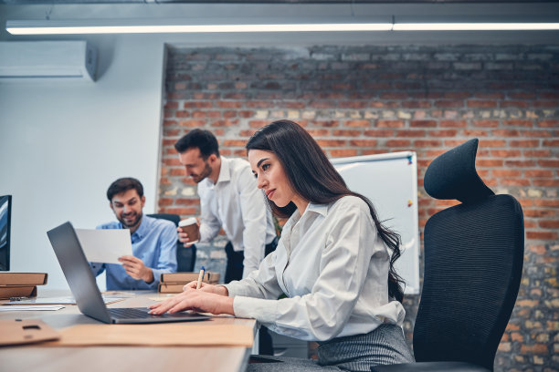 年轻的经理们呆在办公室里图片下载