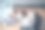 年轻的经理们呆在办公室里图片下载