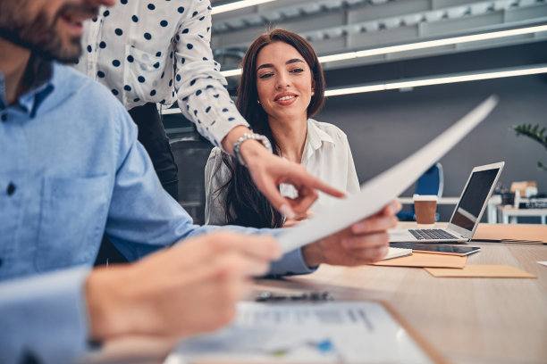 愉快的同事谈论商业发展机会图片下载