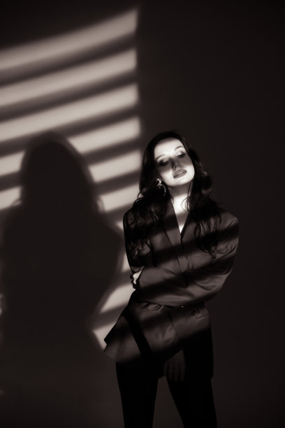 聚光灯下的美女。时尚照片。黑白图片下载
