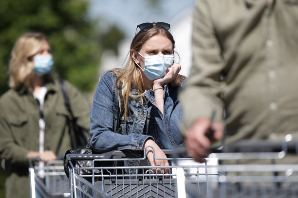 人们在购物时等待图片下载