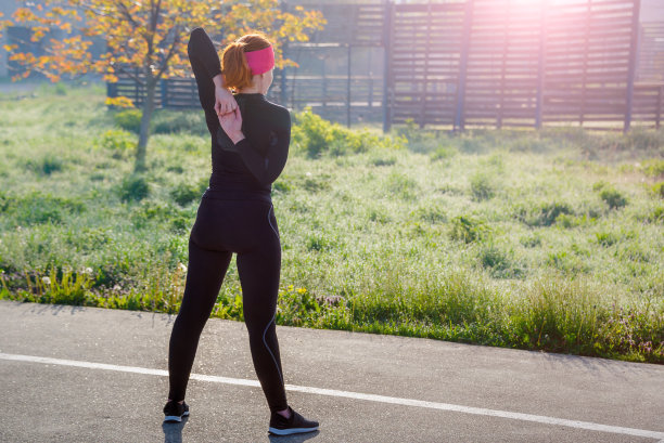 这是一名年轻的欧洲妇女在阳光明媚的日子里在体育公园里锻炼的照片。户外训练的概念。图片下载