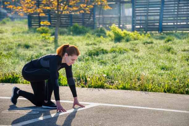 这是一名年轻的欧洲妇女在阳光明媚的日子里在体育公园里锻炼的照片。户外训练的概念。图片下载
