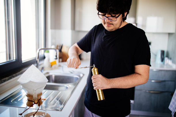 男人磨咖啡图片下载