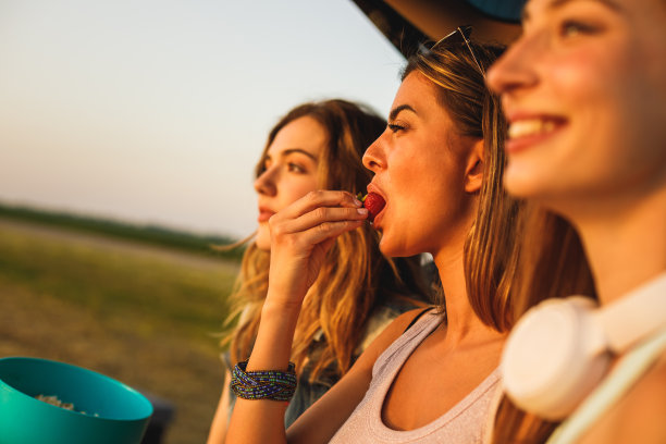 在日落时分，为朋友沉思的时间图片下载