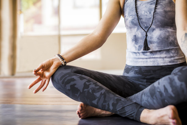 近距离观察瑜伽老师练习冥想。图片下载
