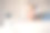家庭迷人的金发女士的特写照片想念去户外坐在舒适的沙发呆在家里的手听凉爽的耳机，梦想家看窗户隔离时间客厅室内图片下载