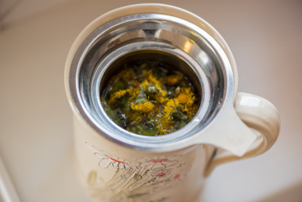 DIY的概念。陶瓷手工装饰杯与热茶…图片下载