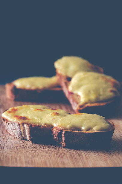 烤奶酪吐司与拷贝空间图片下载