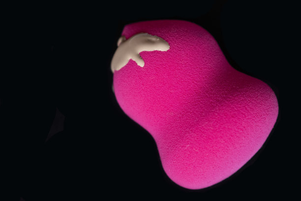 粉色化妆海绵，黑色底色上粉底。本空间图片下载