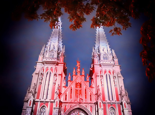 圣尼古拉斯罗马天主教大教堂夜间俯视图，基辅，乌克兰。红色的灯饰图片下载