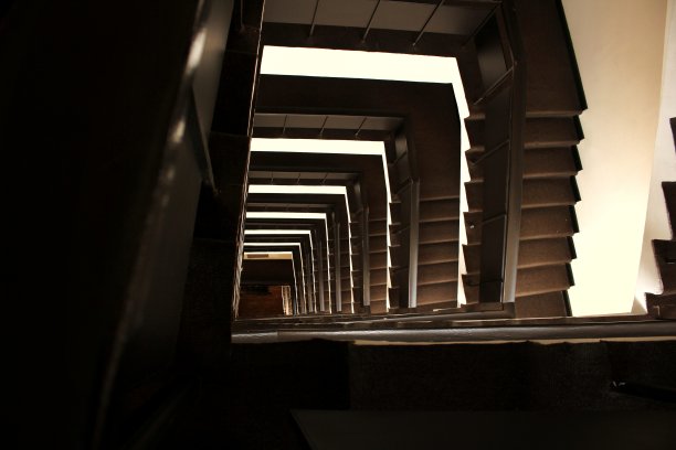 多层建筑内的四跑黑白楼梯图片下载