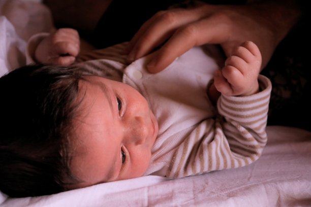 宝宝腹部绞痛时的按摩图片下载