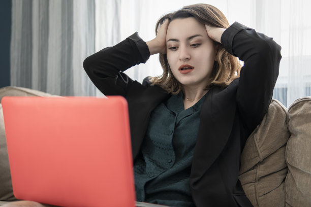 沮丧的年轻妇女在家工作的肖像图片下载