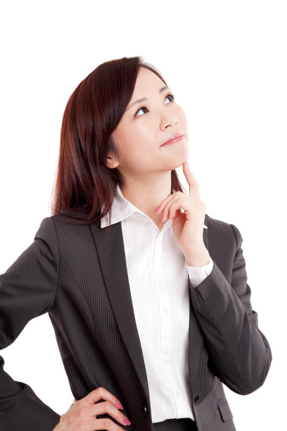美丽的亚洲女商人抬头和思考与手在下巴白色的背景图片下载