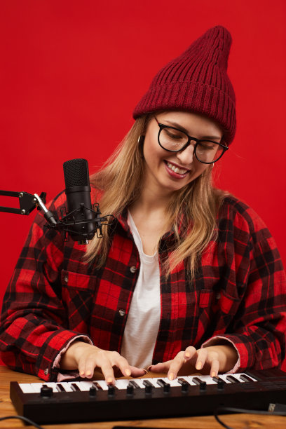 年轻的歌手写这首歌图片下载