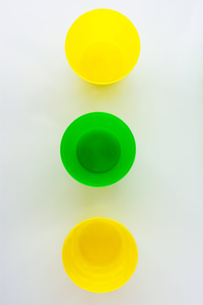 五颜六色的塑料杯，从上面看风景图片下载