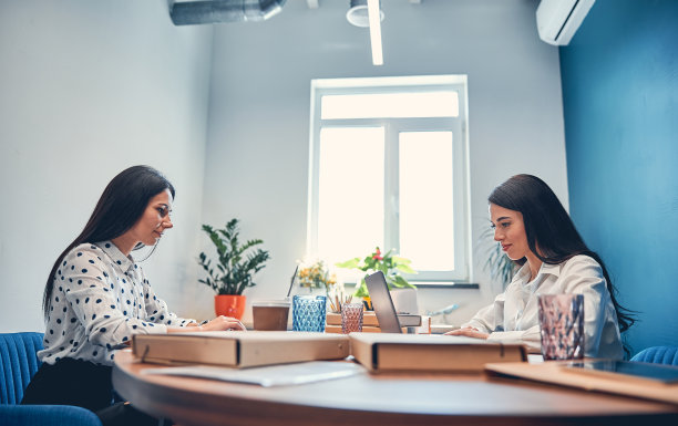 坐在办公室里思考商业新想法的女士们图片下载