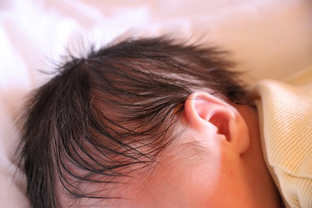 刚出生的长头发的男婴图片下载