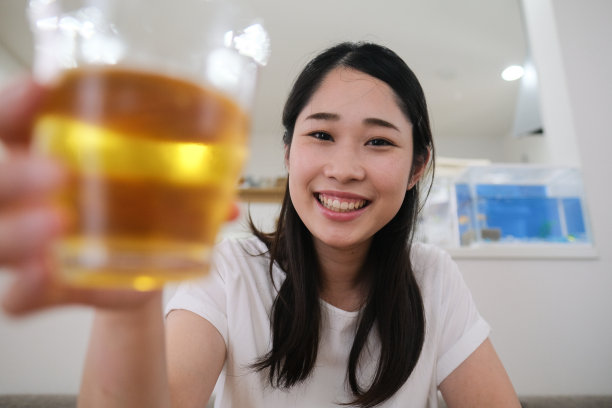 虚拟欢乐时光:年轻女子在家敬酒图片下载