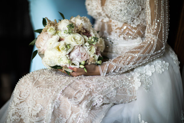 新娘拿着花束，特写图片下载