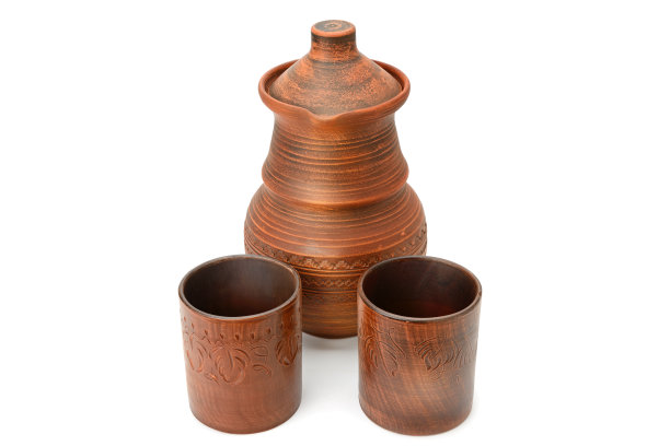 美丽的陶罐和两个陶瓷玻璃隔离在白色的背景。图片下载