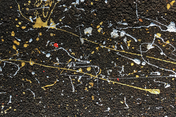 在多孔的纹理表面上的油漆滴和条纹图片下载