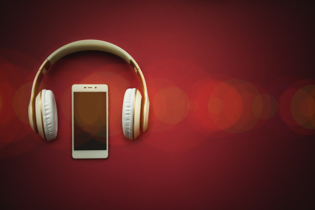 模拟图像的白色手机与耳机在红色背景与空白黑色屏幕和散焦。图片下载