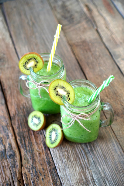 新鲜的绿色冰沙，用绿色水果制成的玻璃杯。图片下载