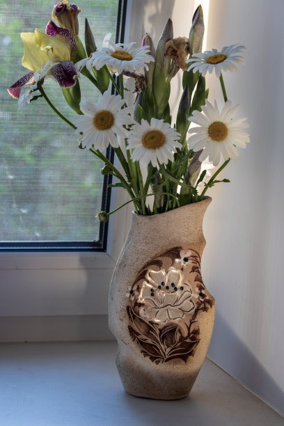 花瓶里有一束美丽的野花。图片下载