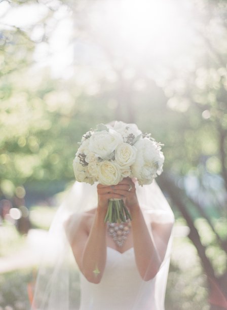 新娘把花束举到面前图片下载