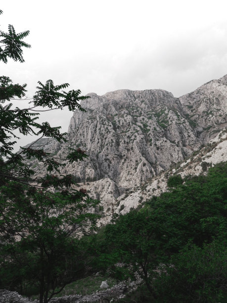 黑山科托尔山的美丽景色，阴天的天气图片下载