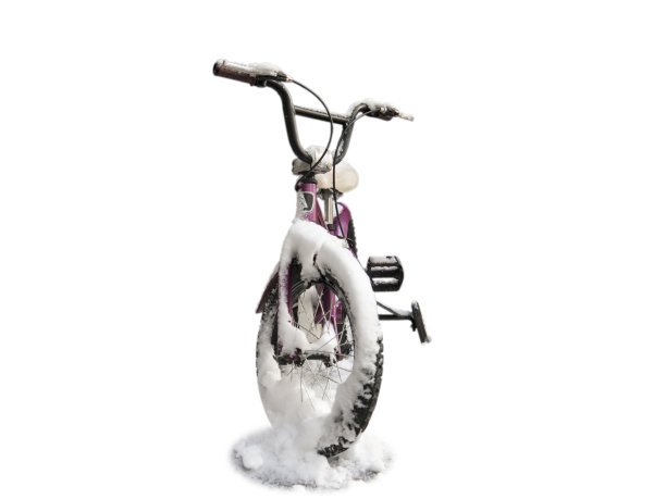 孩子自行车与训练车轮下的雪景前孤立在白色图片下载