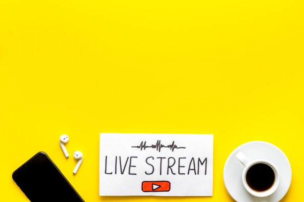 在线流媒体社交媒体概念。写字板在办公桌上俯视图图片下载